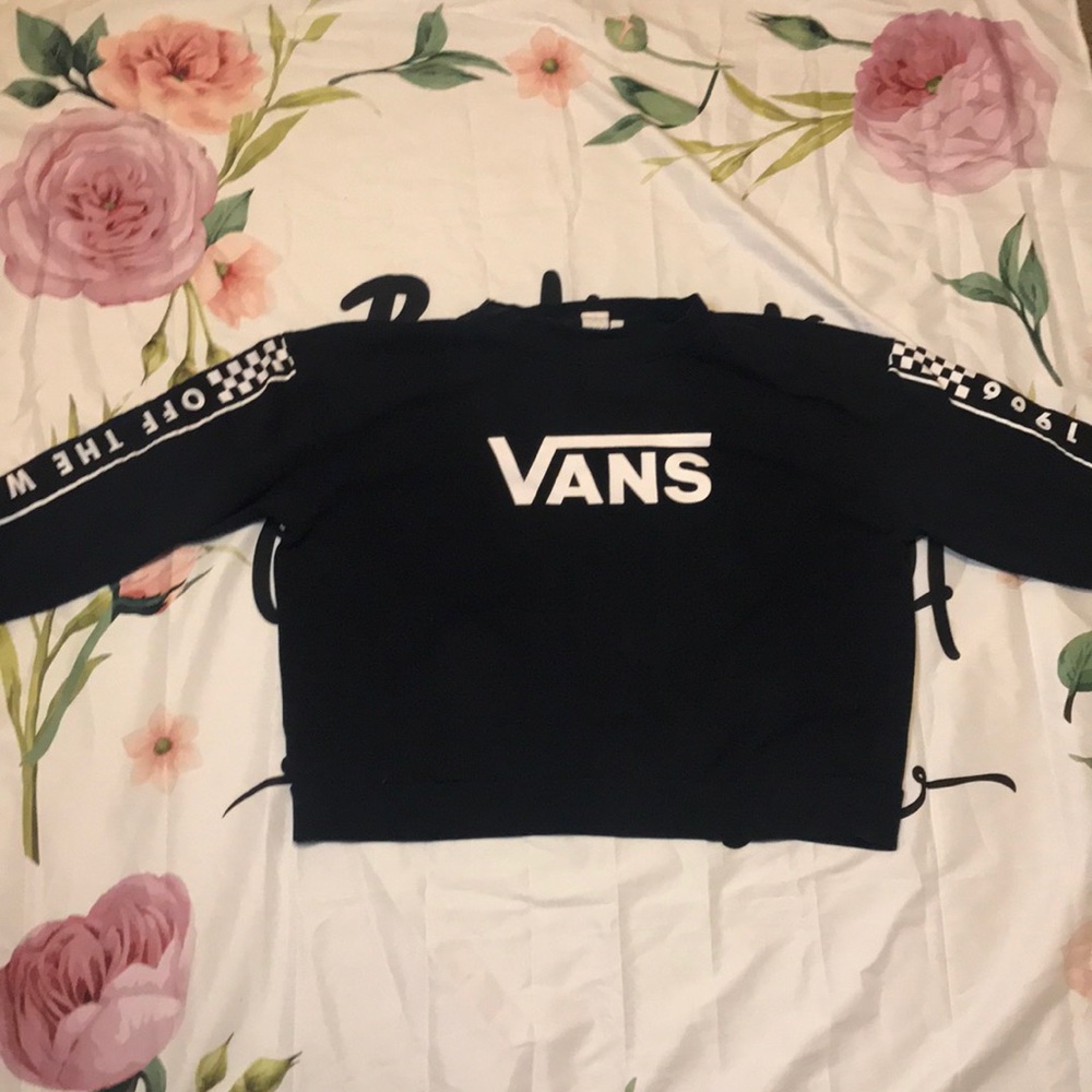 Hi, I’m selling a vans sweater.